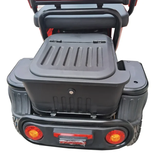 Maletera trasera de trimoto eléctrica GreenLine con luces de seguridad.