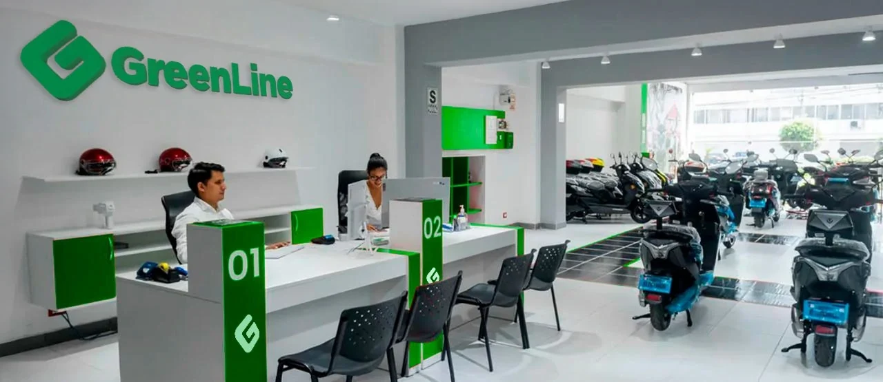Showroom Amazon GreenLine Pucallpa con motos y trimotos eléctricas